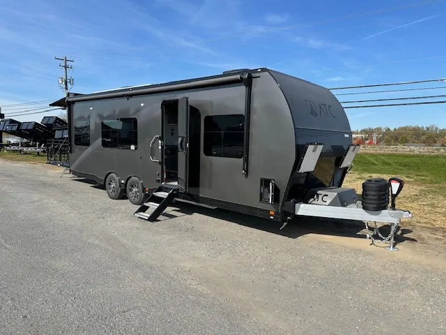 ATC 8,5 x 28 Aluminium-Toy-Hauler-Wohnanhänger PLA 550 – Bild 9