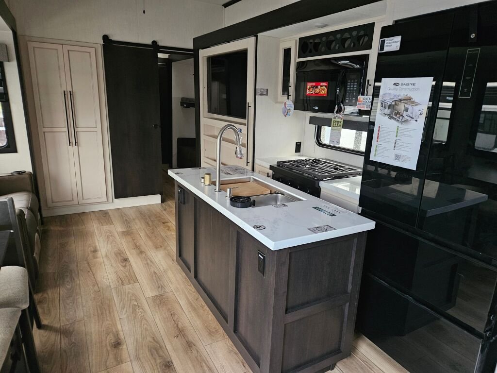 Forest River Sabre 38DBL Fifth-Wheel-Wohnwagen (2025) – Bild 5